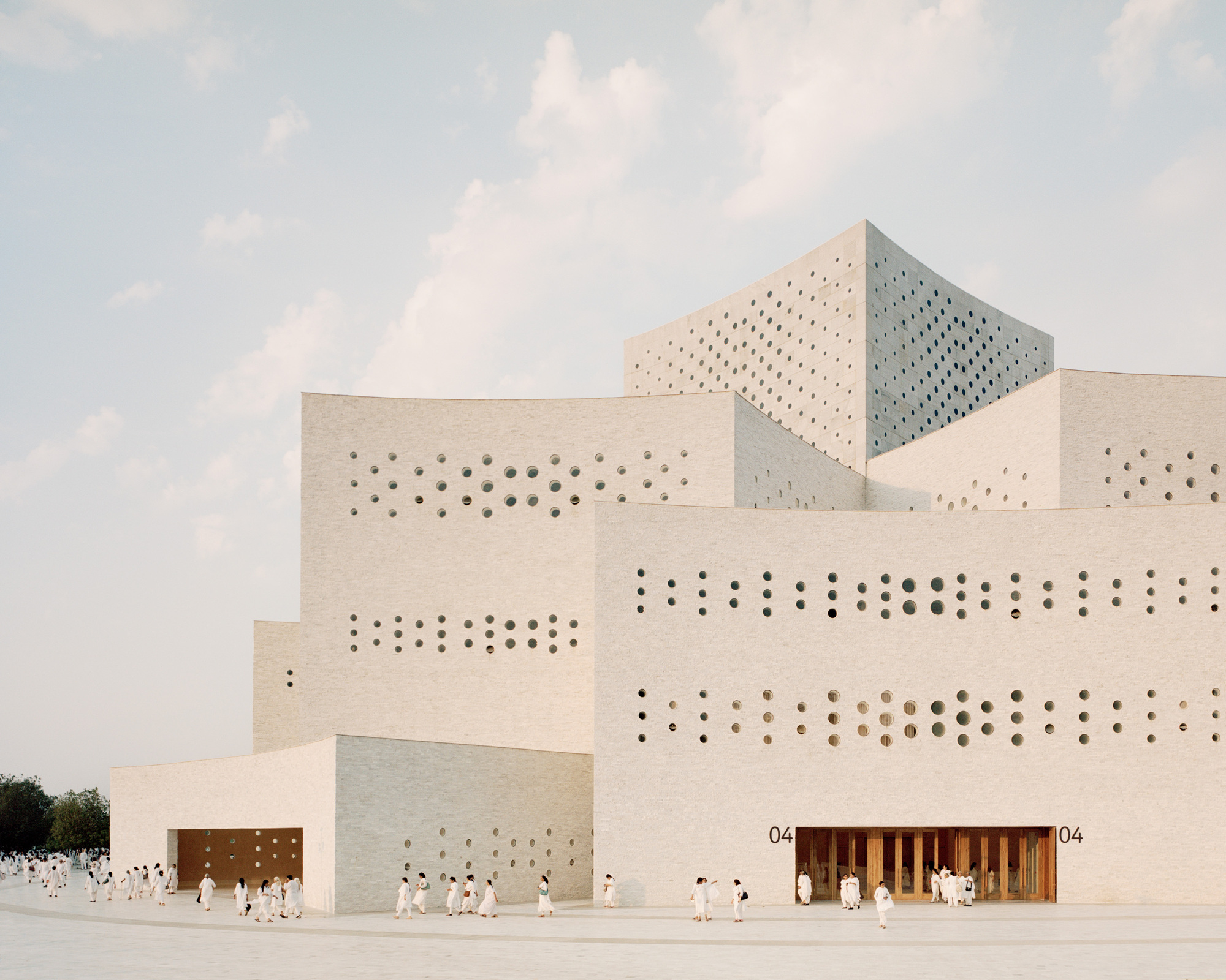 Mimari ve Maneviyatın Buluşması: Raj Sabhagruh Discourse Hall | Design ...